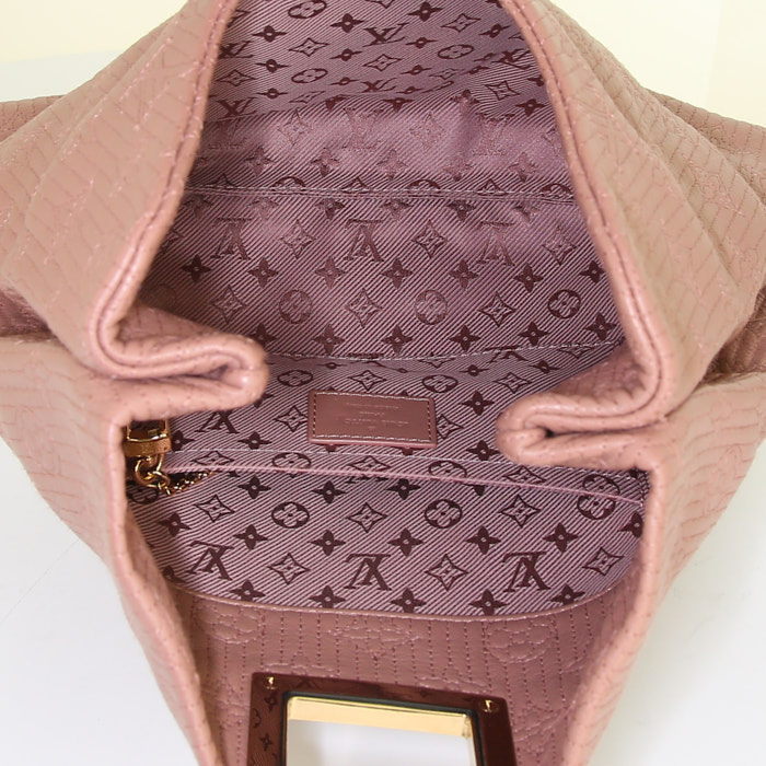 Bolsito de mano Louis Vuitton en cuero Monogram rosa pálido - Detail D2