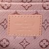 Bolsito de mano Louis Vuitton en cuero Monogram rosa pálido - Detail D3 thumbnail