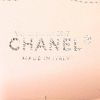 Sac à main Chanel Timeless jumbo en cuir verni matelassé beige - Detail D4 thumbnail