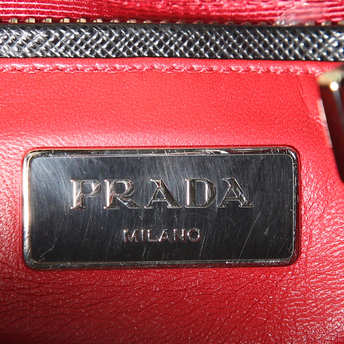 Sac à main Prada Galleria moyen modèle en cuir saffiano noir et jonc blanc - Detail D4