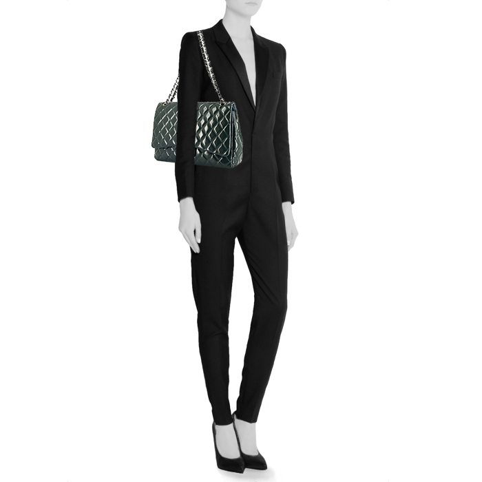 Sac à main Chanel Timeless Maxi Jumbo en cuir verni matelassé vert - Detail D1