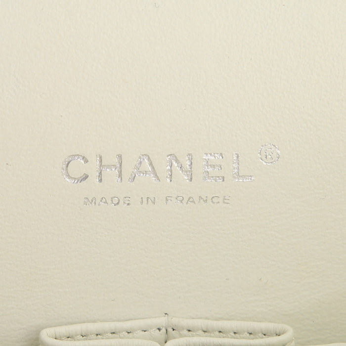 Sac à main Chanel Timeless Maxi Jumbo en cuir matelassé blanc - Detail D4