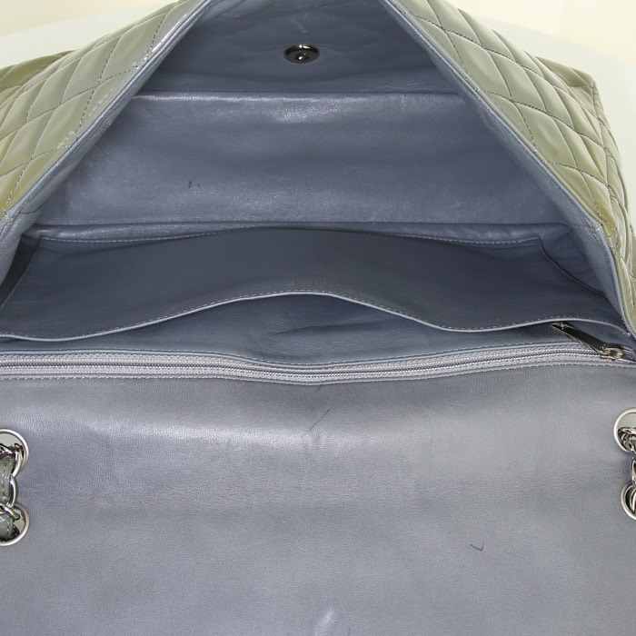 Sac à main Chanel Timeless Maxi Jumbo en cuir verni matelassé vert - Detail D3