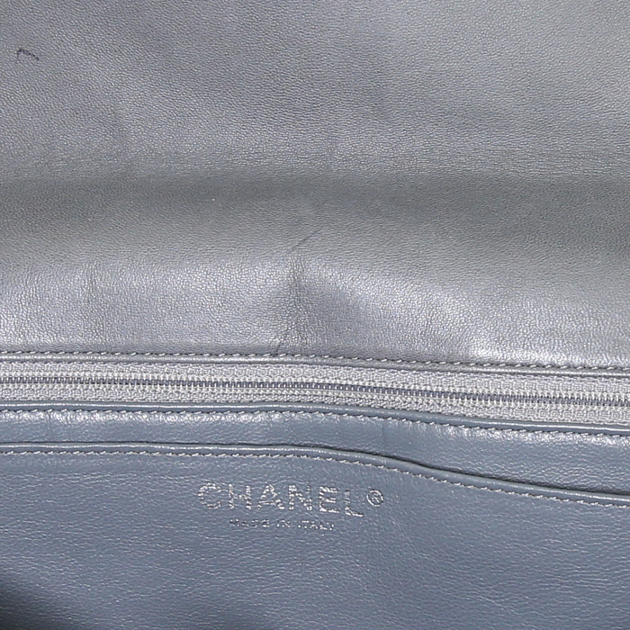 Chanel Timeless Maxi Jumbo handbag in green patent quilted leather - Detail D4