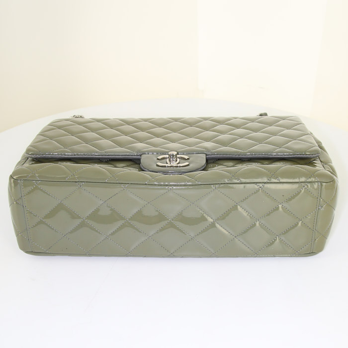 Borsa Chanel Timeless Maxi Jumbo in pelle verniciata e foderata verde - Detail D5