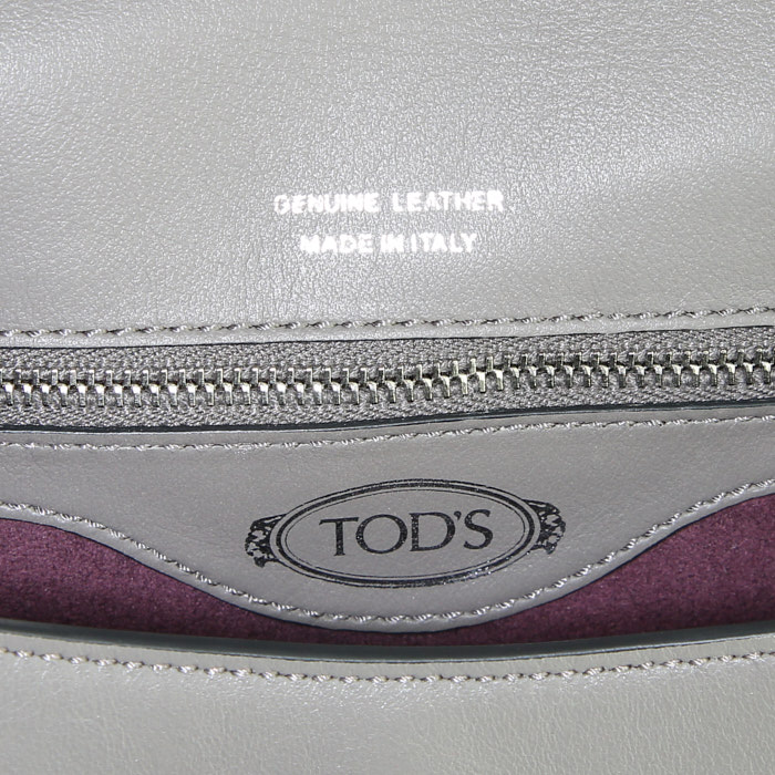 Bolso de mano Tod's Double T en cuero gris - Detail D4