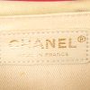 Sac bandoulière Chanel Boy en cuir matelassé rouge - Detail D4 thumbnail