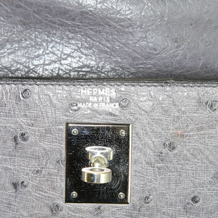 Bolso de mano Hermes Kelly 32 cm en avestruz gris - Detail D4