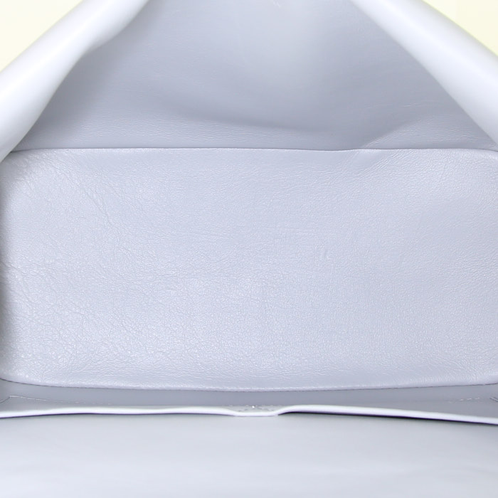 Sac bandoulière Dior Be Dior moyen modèle en cuir gris et cuir verni bleu métallisé - Detail D3