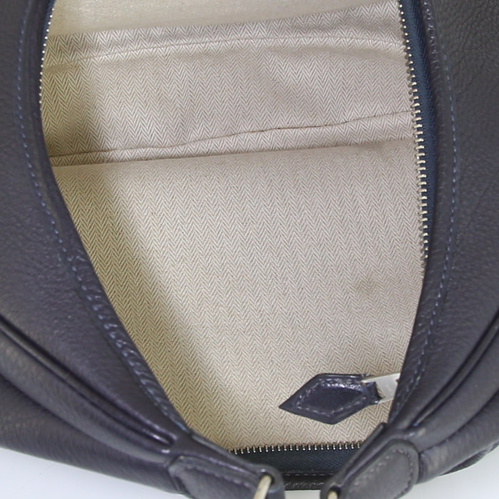 Bolso para llevar al hombro Hermès Goya en cuero togo azul oscuro - Detail D2