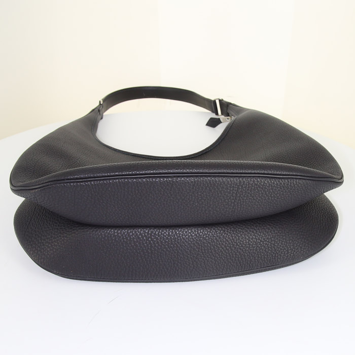 Bolso para llevar al hombro Hermès Goya en cuero togo azul oscuro - Detail D4