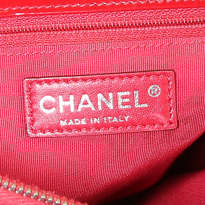 Borsa da spalla o a mano Chanel Shopping GST modello medio in pelle verniciata e foderata rossa - Detail D3