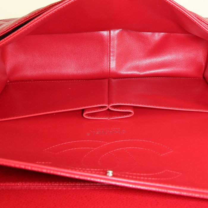 Chanel Timeless jumbo shoulder bag in red quilted grained leather - Detail D3