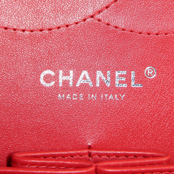 Chanel Timeless jumbo shoulder bag in red quilted grained leather - Detail D4