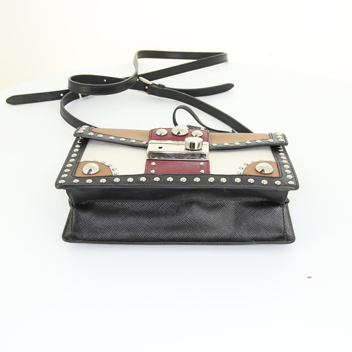 Borsa a tracolla Prada in pelle nera marrone bianca e bordeaux con decoro di borchie - Detail D5