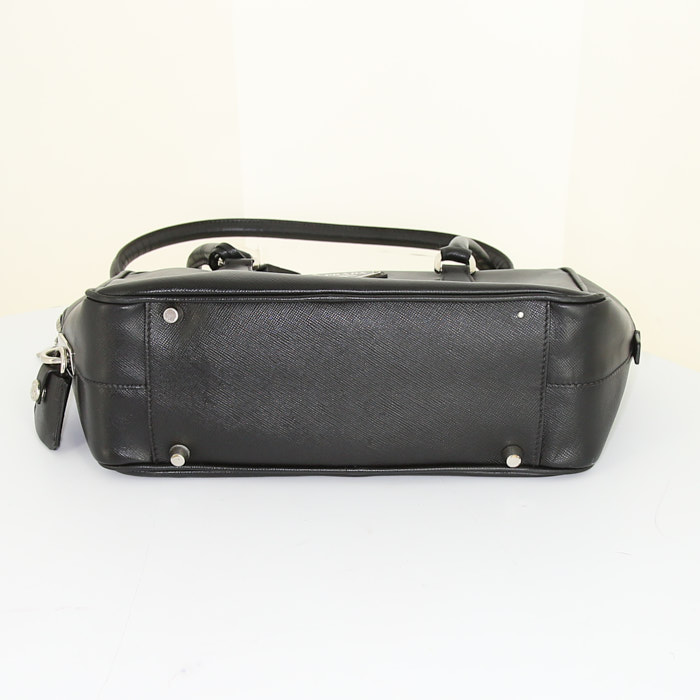 Bolso de mano Prada Bauletto modelo pequeño en cuero saffiano negro - Detail D4