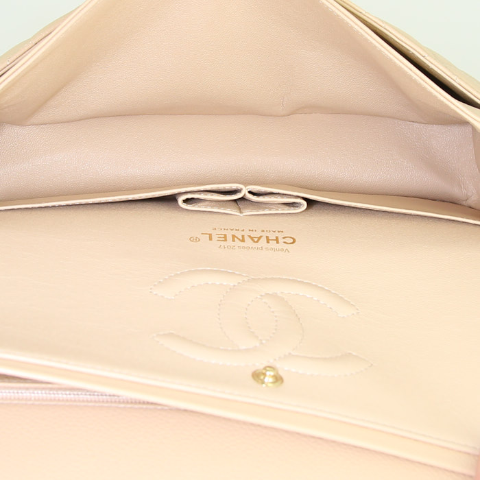 Sac à main Chanel Timeless en cuir matelassé beige - Detail D3