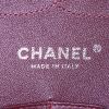Sac bandoulière Chanel Timeless jumbo en cuir grainé matelassé noir - Detail D4 thumbnail