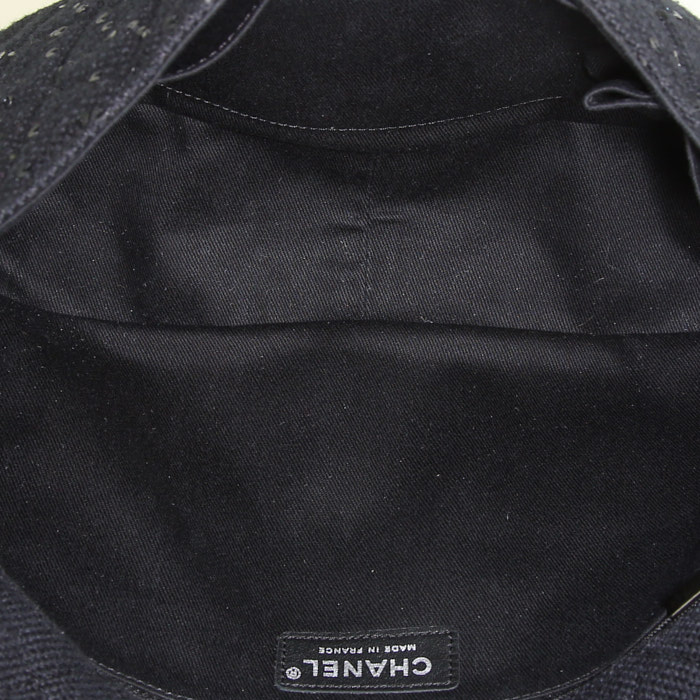 Bolso de mano Chanel 2.55 en tweed negro y cuero negro - Detail D2