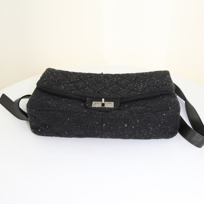 Bolso de mano Chanel 2.55 en tweed negro y cuero negro - Detail D4