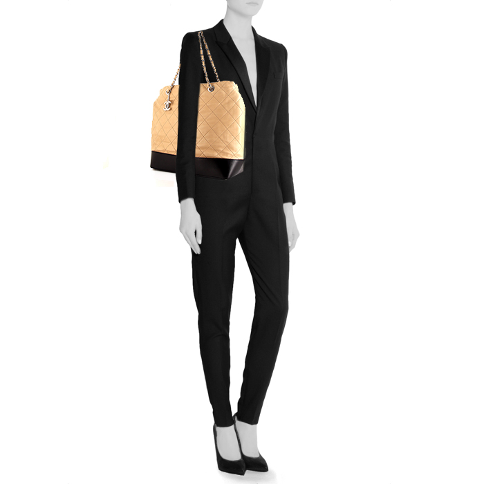 Bolso Chanel Gabrielle  en cuero acolchado beige y cuero liso negro - Detail D1