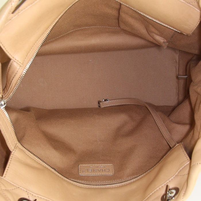 Sac Chanel Gabrielle  en cuir matelassé beige et cuir lisse noir - Detail D2