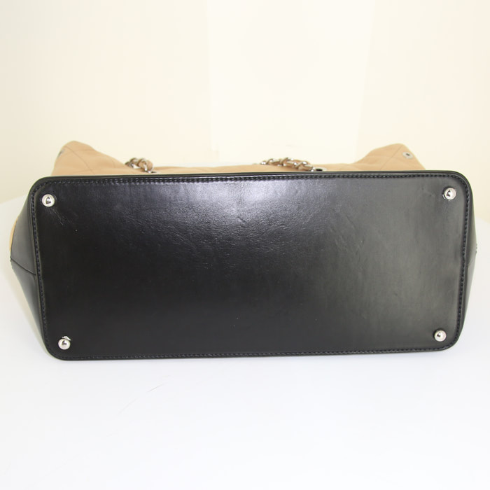 Bolso Chanel Gabrielle  en cuero acolchado beige y cuero liso negro - Detail D4