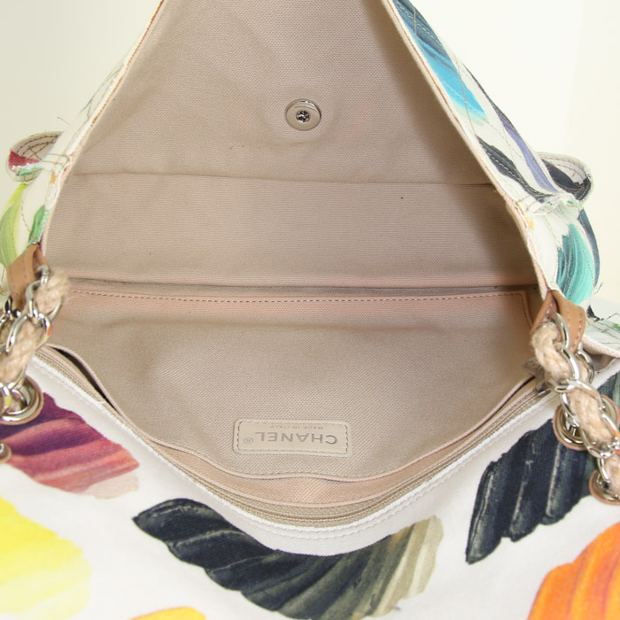 Sac bandoulière Chanel Timeless jumbo en toile blanche - Detail D3