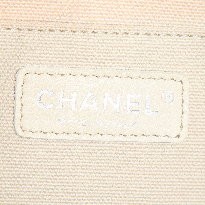 Sac bandoulière Chanel Timeless jumbo en toile blanche - Detail D4