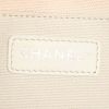 Sac bandoulière Chanel Timeless jumbo en toile blanche - Detail D4 thumbnail