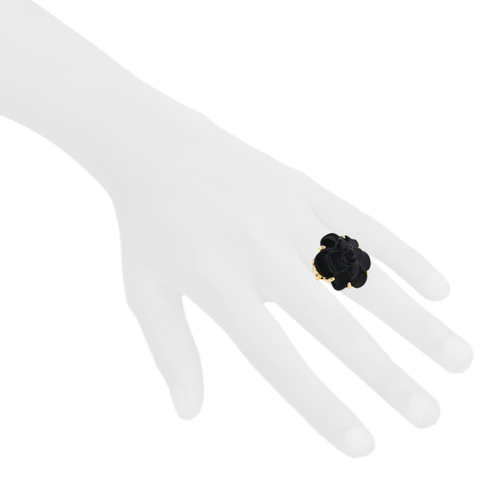 Bague Chanel Camelia grand modèle en onyx et or jaune - Detail D1