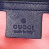 Sac bandoulière Gucci GG Marmont en velours matelassé bleu - Detail D4 thumbnail