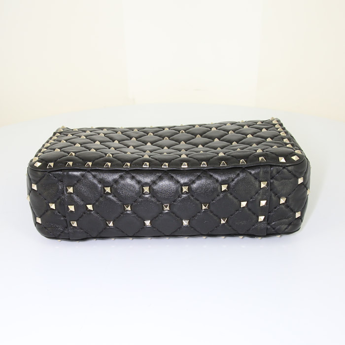 Bolso de mano Valentino Garavani Rockstud Spike en cuero negro - Detail D4