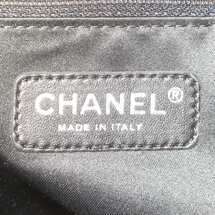 Sac Chanel en toile matelassée noire grise et blanche - Detail D3