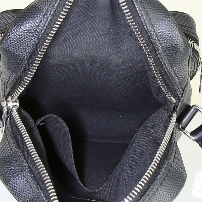 Sac bandoulière Louis Vuitton Amazone en toile damier grise et cuir noir - Detail D2