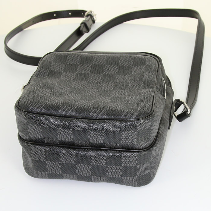 Sac bandoulière Louis Vuitton Amazone en toile damier grise et cuir noir - Detail D4