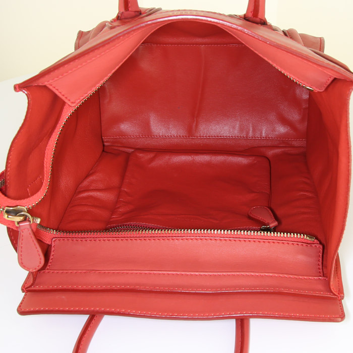 Sac à main Celine Luggage Micro petit modèle en cuir grainé rouge - Detail D2