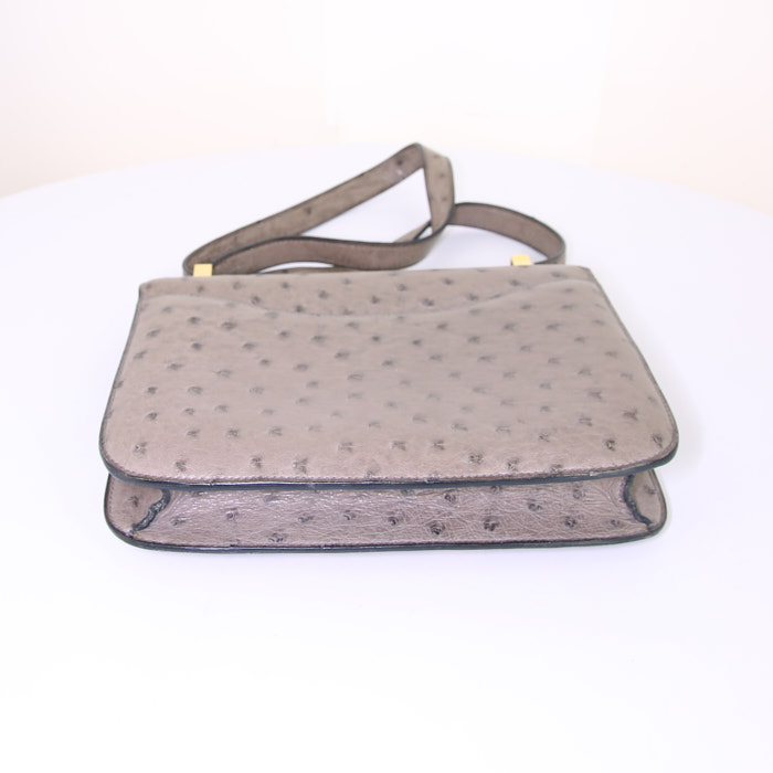 Bolso de mano Hermes Constance en avestruz gris verdoso - Detail D5