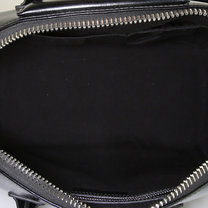 Sac porté épaule ou main Givenchy Antigona moyen modèle en cuir glacé noir - Detail D3