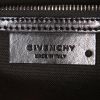Bolso para llevar al hombro o en la mano Givenchy Antigona modelo mediano en cuero esmaltado negro - Detail D4 thumbnail