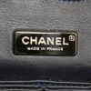 Bolso de mano Chanel Timeless en piel de pitón azul - Detail D4 thumbnail