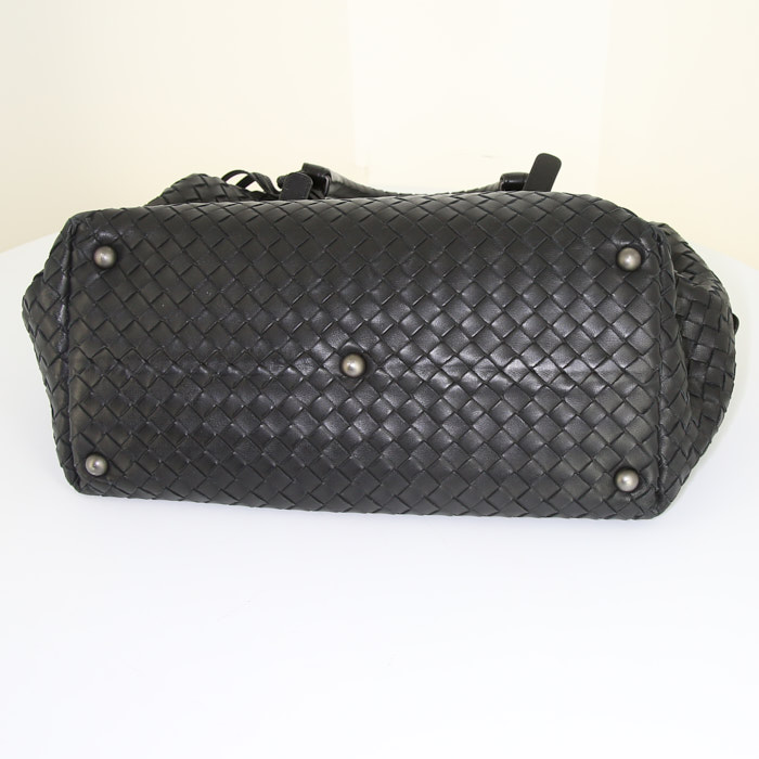 Bolso de mano Bottega Veneta Fourre-tout en cuero intrecciato negro - Detail D4