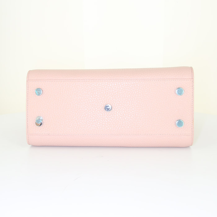 Bolso bandolera Saint Laurent Sac de jour modelo Baby en cuero granulado color rosa claro - Detail D5