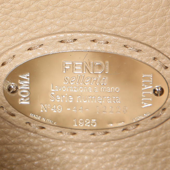 Bolso de mano Fendi Peekaboo Selleria modelo mediano en cuero granulado color camel - Detail D4