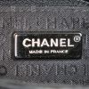 Bolso para llevar al hombro o en la mano Chanel en satén negro - Detail D3 thumbnail