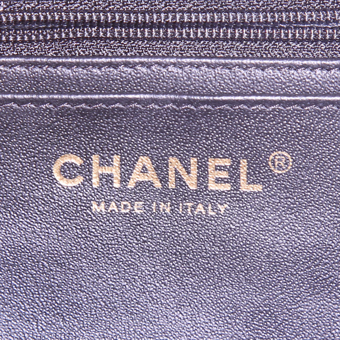 Chanel Timeless small model shoulder bag in black quilted grained leather - Detail D3