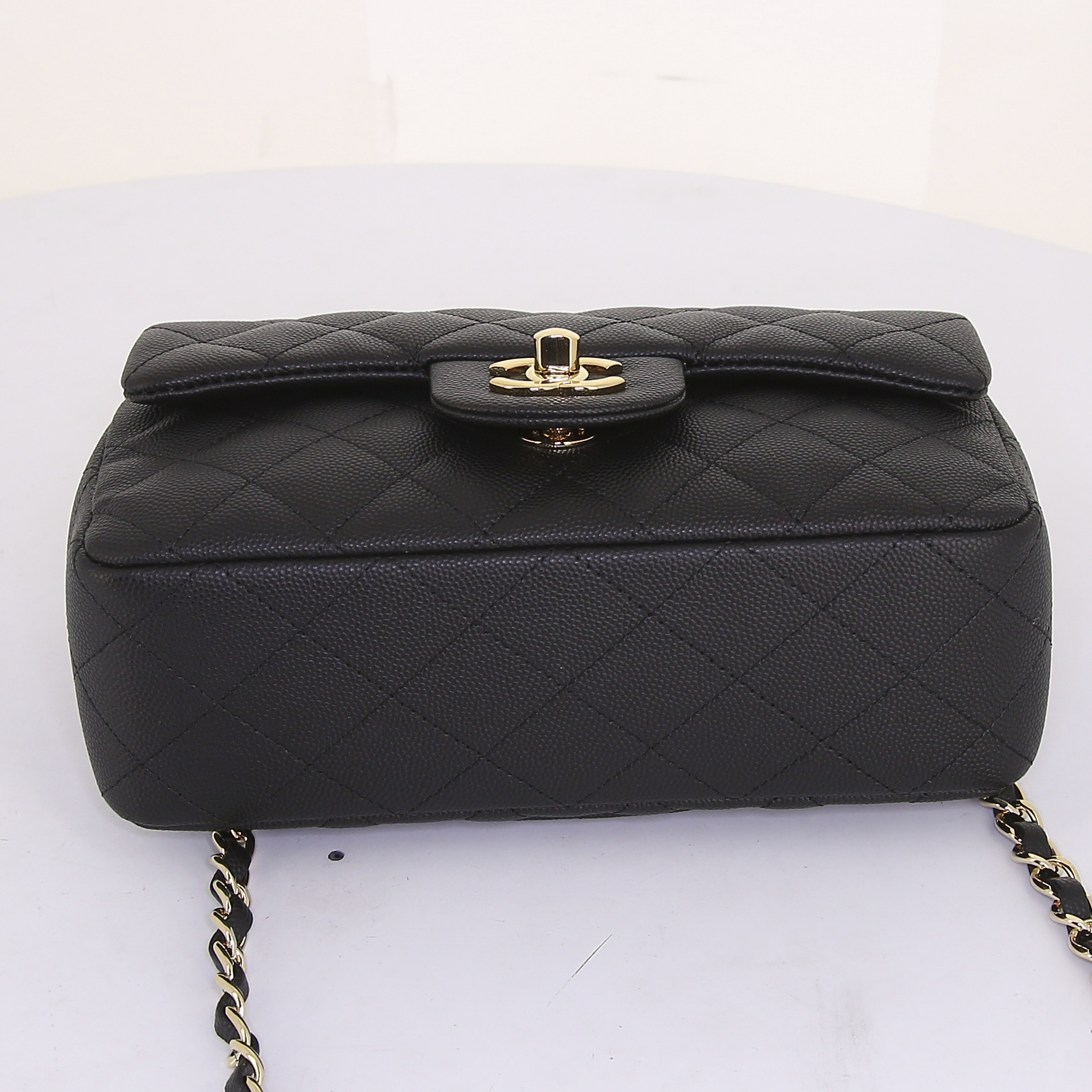 Sac bandoulière Chanel Timeless petit modèle en cuir grainé matelassé noir - Detail D5