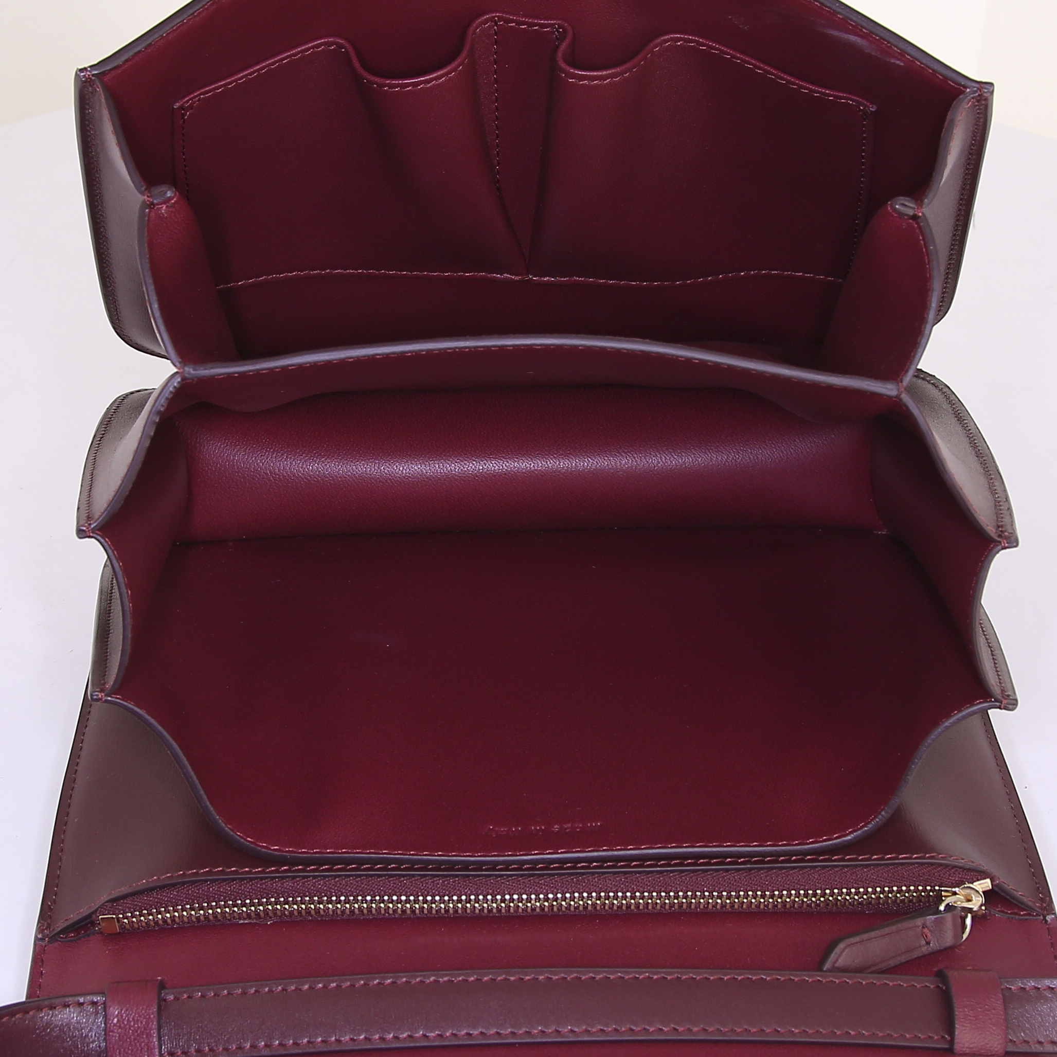 Celine Classic Box handbag in burgundy box leather - Detail D2
