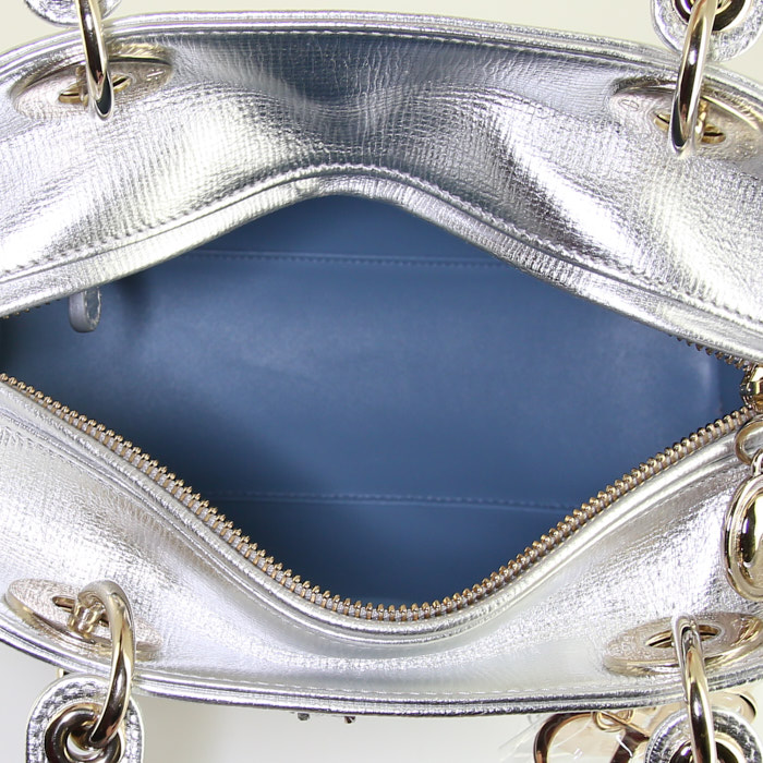 Bolso de mano Dior Lady Dior en cuero plateado - Detail D3