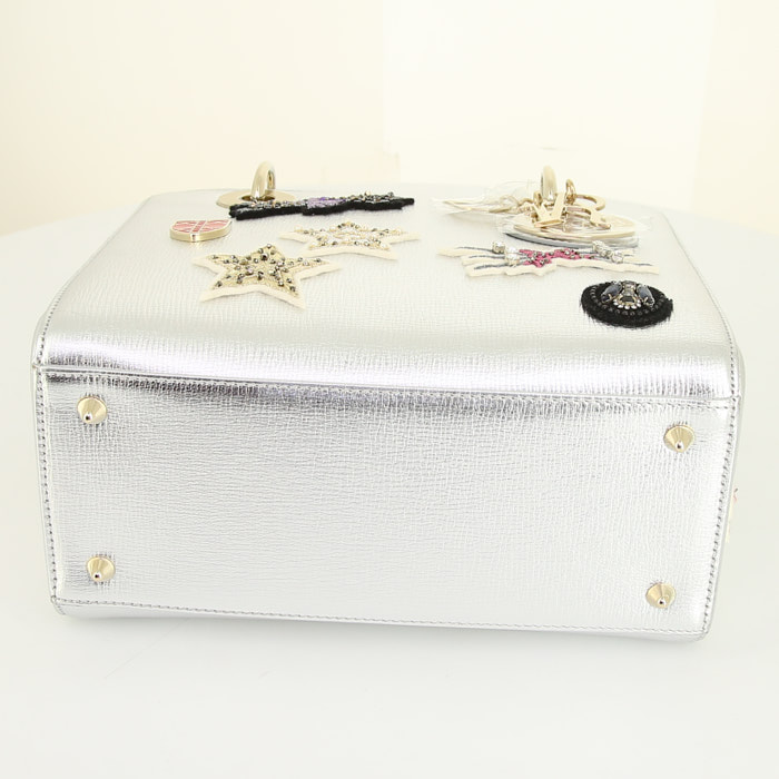 Bolso de mano Dior Lady Dior en cuero plateado - Detail D5